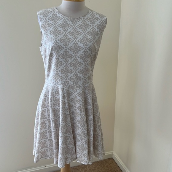 Diane Von Furstenberg SZ 12 fit and flare jeannie dress.